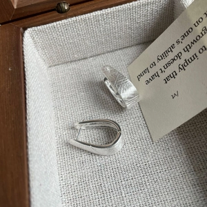 Minimalistische Creolen aus S925 Sterlingsilber mit einer matt gebürsteten Oberfläche