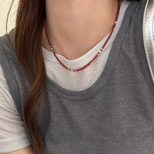 Collier en argent S925 avec perles d'agate rouge et espaceurs en argent sur modèle