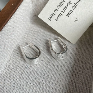Makroaufnahme von S925 Sterling Silber Creolen mit gebürsteter Textur und U-förmigem Design