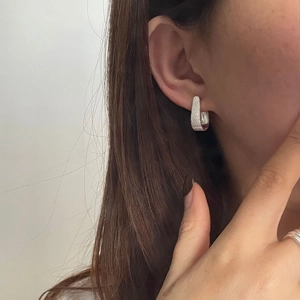 Detailaufnahme der S925 Sterling Silber U-Ohrring mit gehämmerter Textur für Damen