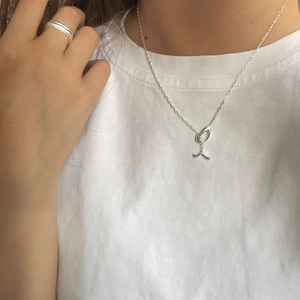 Minimalistische 925 Sterlingsilber Fischschwanz-Kette mit OT-Verschluss auf weißem T-Shirt