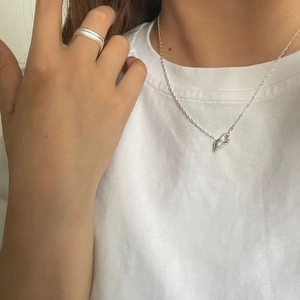 Minimalistische silberne Fischschwanz-Halskette mit OT-Verschluss und Ring-Set an Model