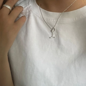 Detail einer 925 Silber-Fischschwanz-OT-Kette am Model für minimalistischen Stil