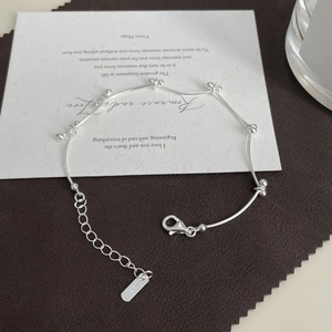 Gros plan d'un bracelet en argent sterling S925 à billes ondulées avec fermoir mousqueton