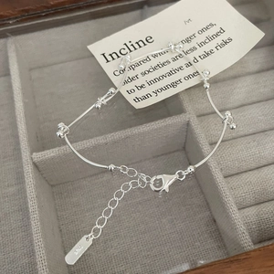 Bracelet en argent 925 avec perles et fermoir mousqueton dans une boîte à bijoux