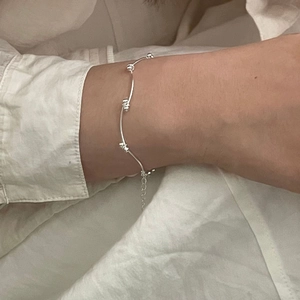 Détail du bracelet minimaliste en argent sterling 925 avec perles et chaîne réglable