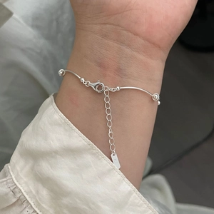 Détail macro d'un bracelet à billes en argent sterling S925 avec fermoir mousqueton réglable