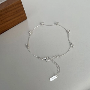 Vue macro détaillée du bracelet en argent sterling S925 avec fermoir mousqueton