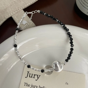 Bracelet minimaliste en argent S925 avec perles noires facettées et cristaux clairs