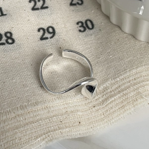 Detailed close-up showing the S925 sterling silver hallmark on the wavy U-shaped ring
