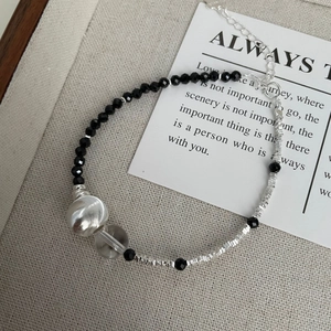 Détail du bracelet en perles d'argent S925 avec perles noires facettées et œil de chat