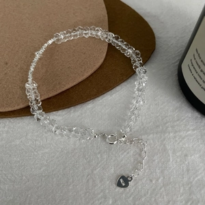 Nahaufnahme des S925 Sterlingsilber-Herzanhängers und der klaren Kristallperlen am Armband