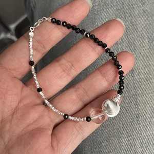 Détail du bracelet en argent S925 avec perles noires facettées et fermoir mousqueton