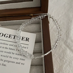 S925 Sterling Silber Perlenarmband mit Bergkristallen auf einer Holz-Schmuckbox