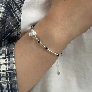 Détail du bracelet en argent S925 avec perles oeil de chat et pendentif en coeur
