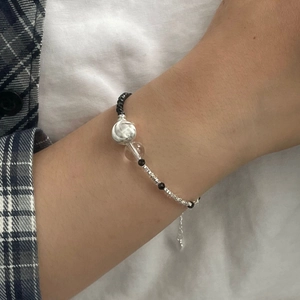 Détail du bracelet en argent S925 avec perles œil de chat et cristal blanc sur le poignet