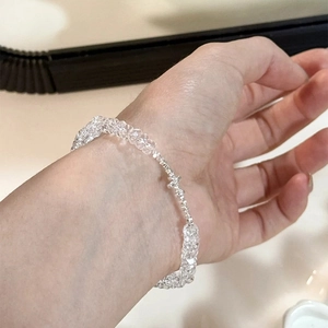 Minimalistisches S925 Sterlingsilber Perlenarmband mit Kristallen am Handgelenk