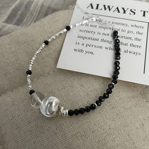 Vue détaillée du bracelet en perles d'argent S925 avec perles œil de chat et fermoir homard
