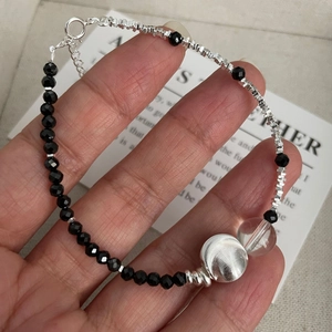 Vue détaillée d'un bracelet en argent sterling S925 avec pierre œil de chat et cristal