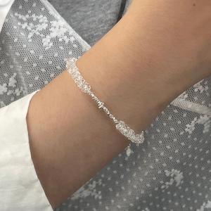 Nahaufnahme des S925 Sterling Silber Perlenarmbands mit funkelnden weißen Kristallperlen