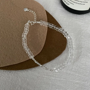 Nahaufnahme des S925 Silberarmbands mit weißen Kristallen und einem Herzanhänger