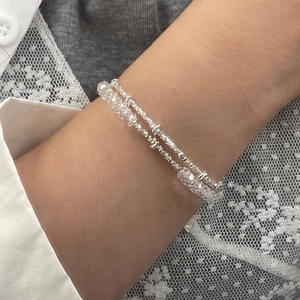 Detail von S925 Silberperlen und klaren Kristallen des doppellagigen Armbands am Handgelenk