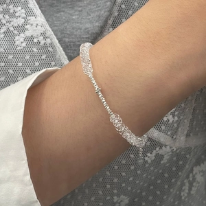Detaillierte Makroansicht des S925 Sterlingsilber-Perlenarmbands mit klaren Kristallen