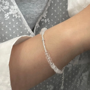 Detail eines Silberarmbands mit facettierten weißen Kristallen und verstellbarer Verlängerung