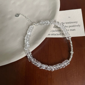 Detail von S925 Sterlingsilber Karabinerverschluss und Herzanhänger am Kristallarmband