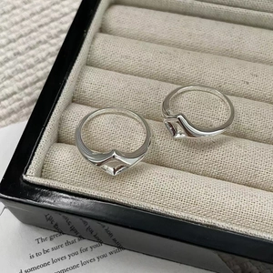 Bagues V géométriques en argent sterling S925 dans un écrin en velours minimaliste
