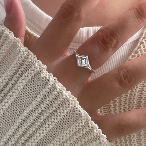 Vue macro détaillée de la bague géométrique en argent S925 avec pierre carrée brille