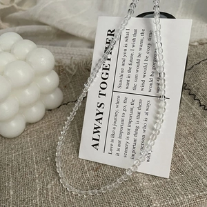 Détail de perles en cristal transparent sur lin naturel avec décor de style de vie
