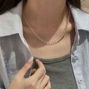 Vue détaillée d'un collier de perles en cristal de roche sur une femme modèle
