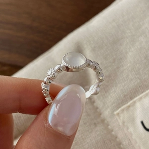 Anello artigianale in argento sterling S925 con pietra di luna ovale su fondo legno