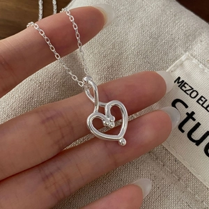 Elegante S925 Sterlingsilber Halskette mit einem Herzanhänger im durchbrochenen Herz-Design