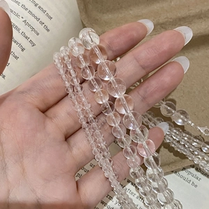 Collier minimaliste en argent S925 avec perles en cristal blanc tenu par la main du modèle