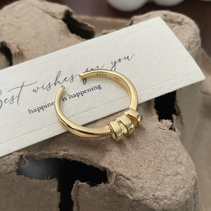 Macro shot of S925 sterling silver gold plated ring with vertical bar details and hallmark