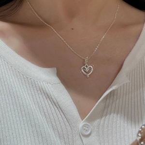 Elegante S925 Silber Halskette mit doppeltem Herzanhänger und funkelndem Kristall für Damen