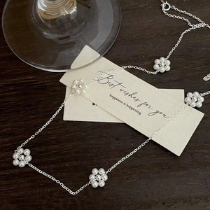 Collier minimaliste en argent S925 avec motifs délicats de fleurs en perles sur chaîne