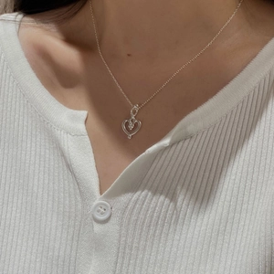 Elegante S925 Sterling Silber Herz Halskette am Hals getragen für einen minimalistischen Look