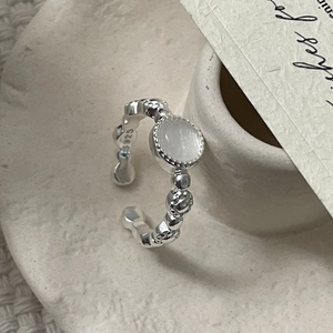 Macro di anello in argento S925 con pietra bianca e dettagli della fascia a perline