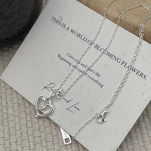 Makroaufnahme der S925 Sterling Silber Herzkette mit Punzierung an einer feinen Gliederkette