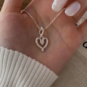 Detailansicht der S925 Silber Herzenskette mit Knotendesign und feiner Gliederkette