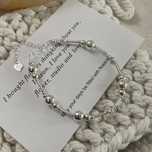 Détail du bracelet en argent S925 avec perles, breloque cœur et chaîne de réglage fine