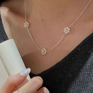 Collier élégant en argent sterling 925 avec trois breloques mini fleurs en perles