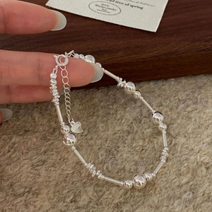 Vue détaillée du bracelet en argent sterling S925 avec breloque cœur et fermoir mousqueton