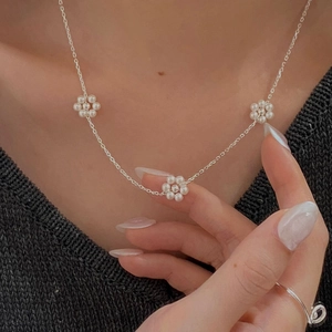 Collier élégant en argent sterling 925 avec pendentif fleur en perles sur mannequin
