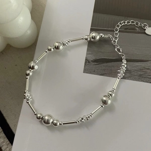 Détail d'un bracelet en argent sterling S925 avec perles, fermoir homard et chaîne d'extension