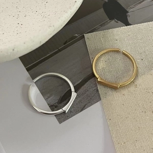 Minimalist S925 sterling silver geometric square rings in gold and silver finishes
