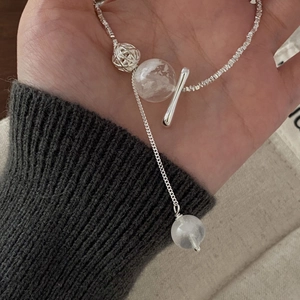 Détail d'un collier en argent S925 avec perles en verre et fermoir OT élégant
